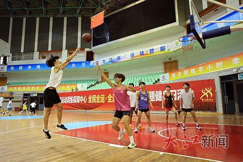 市民在省体育馆内打篮球。